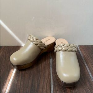 Able Whiley Heeled Leather Wooden Platform Clogs in Pebble Size 6M
